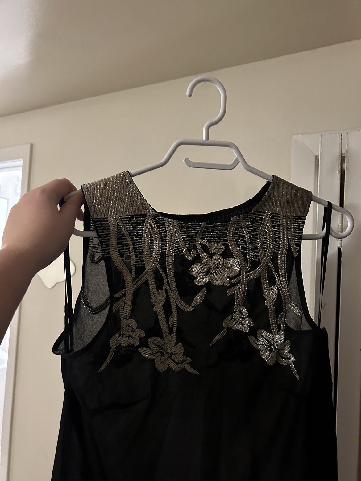 🥕Beautiful sleeveless top with flower embellishments image indicator(4)