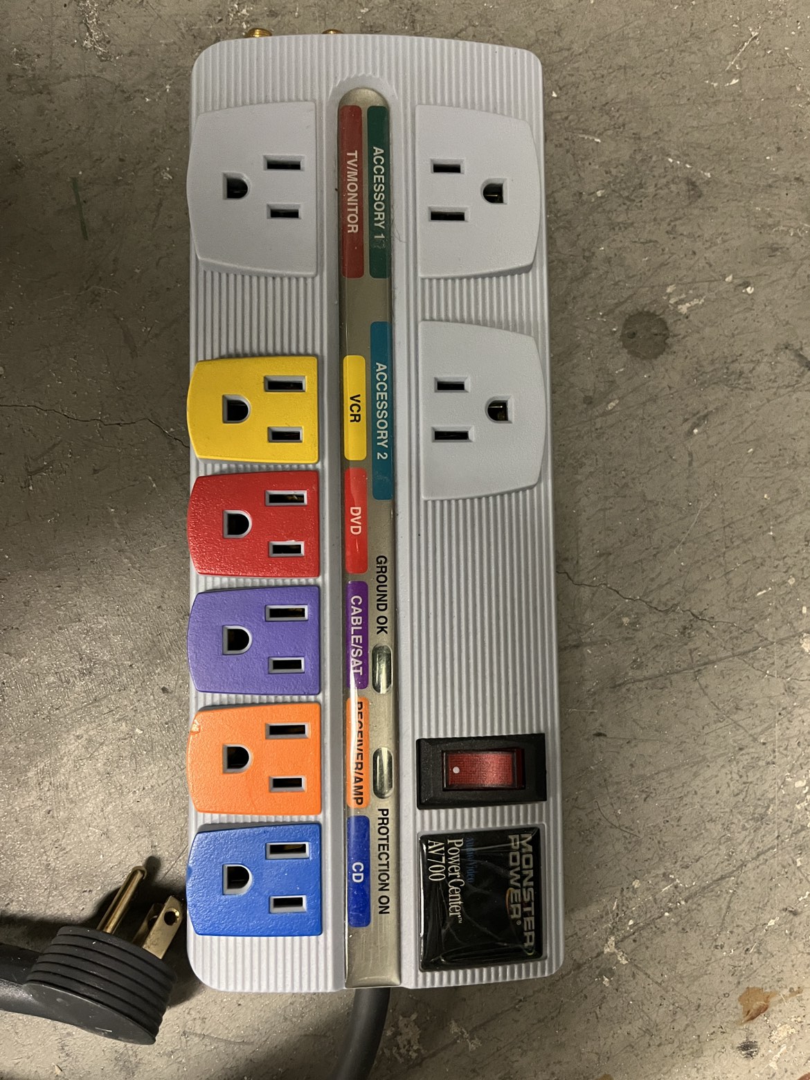 Entertainment centre surge protection power bar - 8 outlets thumbnail