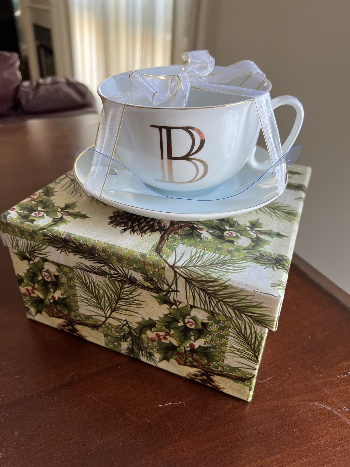 “B” Cup and Saucer - Gift Set image indicator(2)