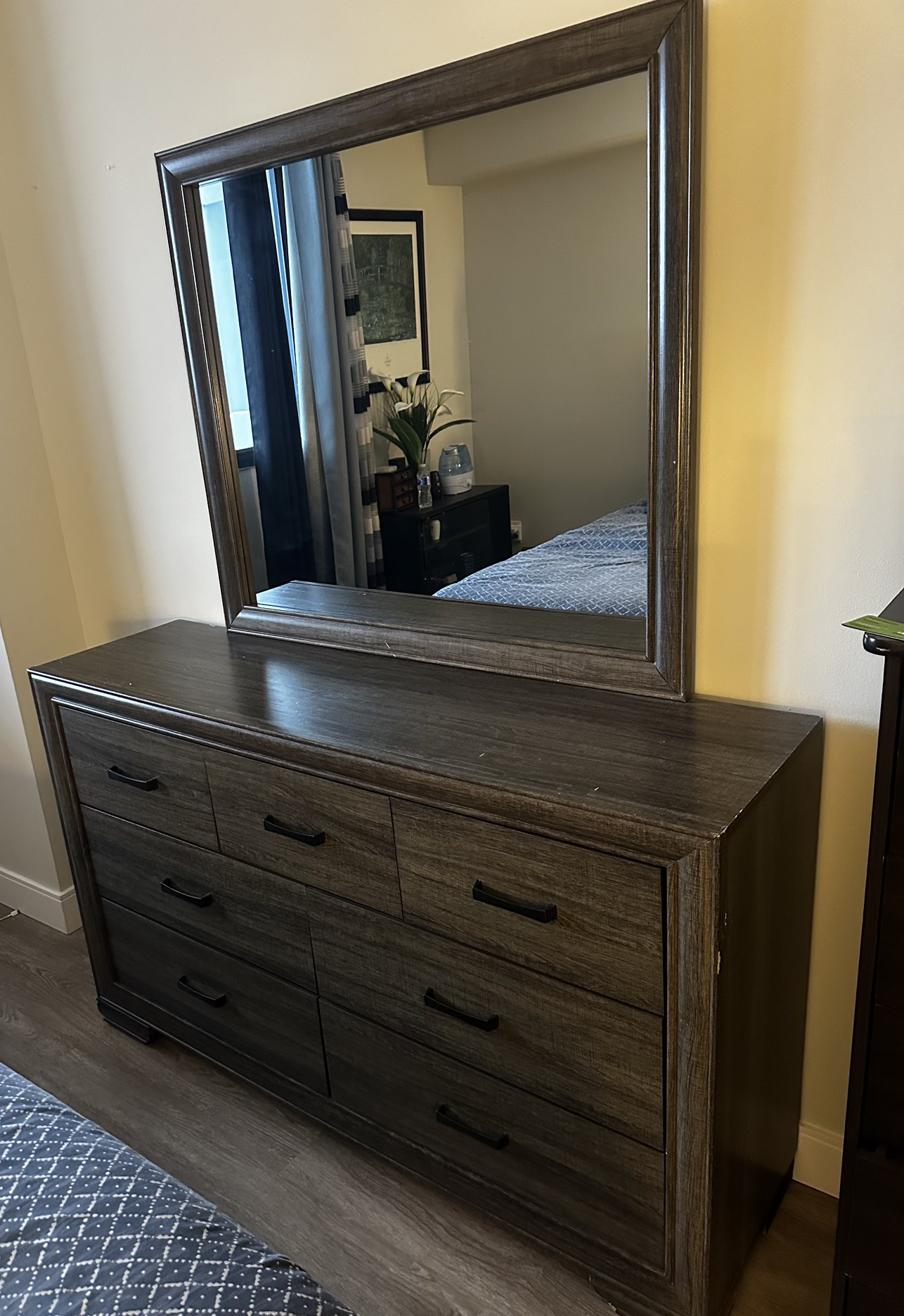 Queen Bedroom Set (3pc) Mirror included thumbnail