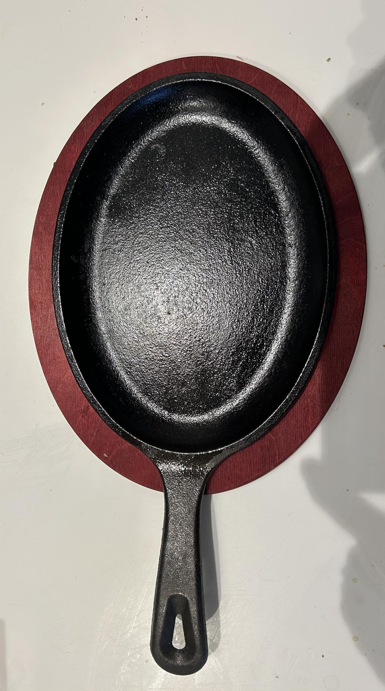 Lodge cast iron fajita pan and wooden serving tray image indicator(3)