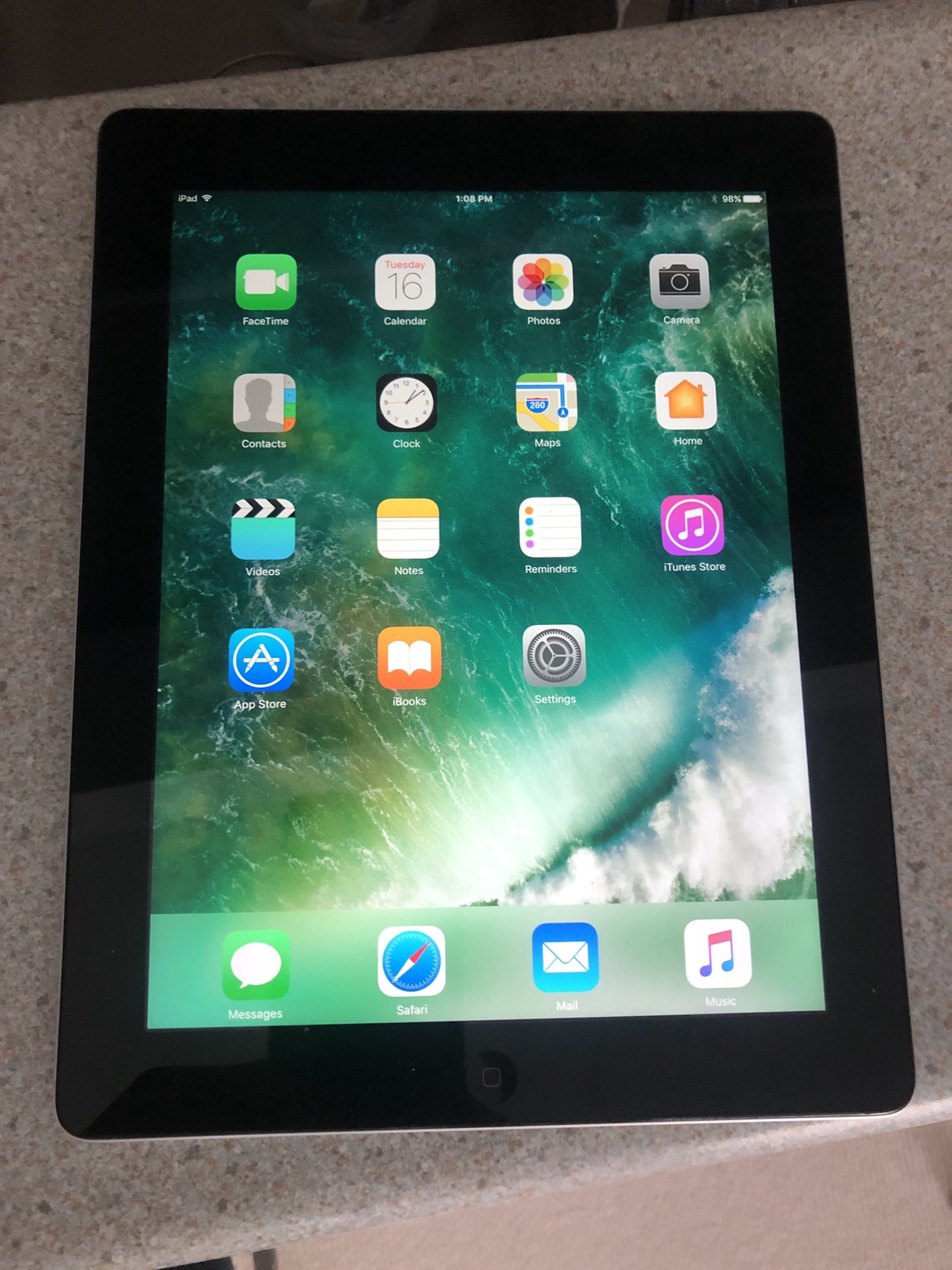 IPad 16GB - nice big screen 10” x 7” thumbnail