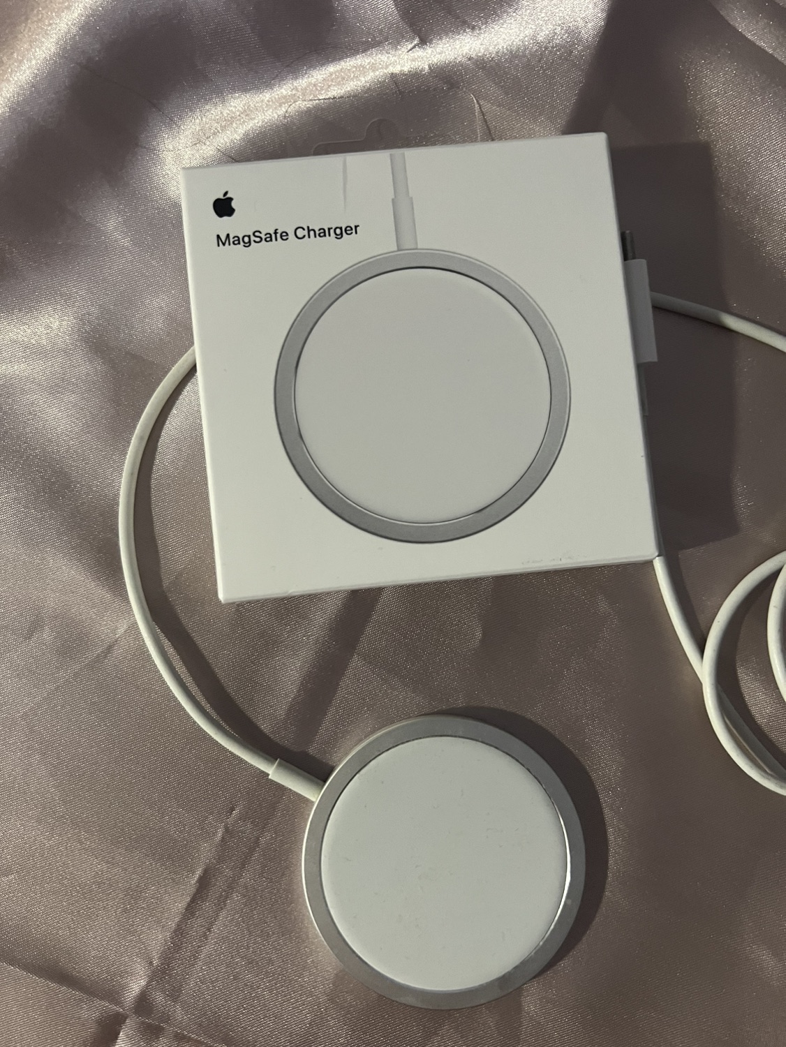 Apple MagSafe Charger (with original box) image indicator(2)
