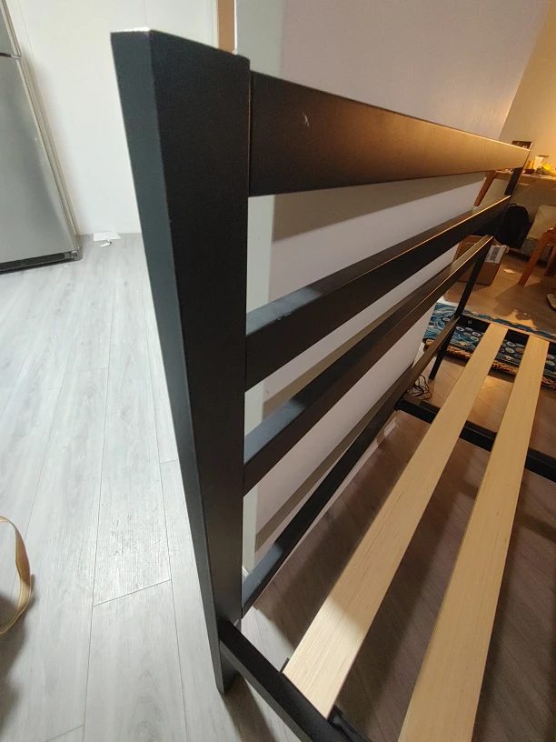 LIKE NEW METAL QUEEN SIZE BED FRAME! image indicator(2)