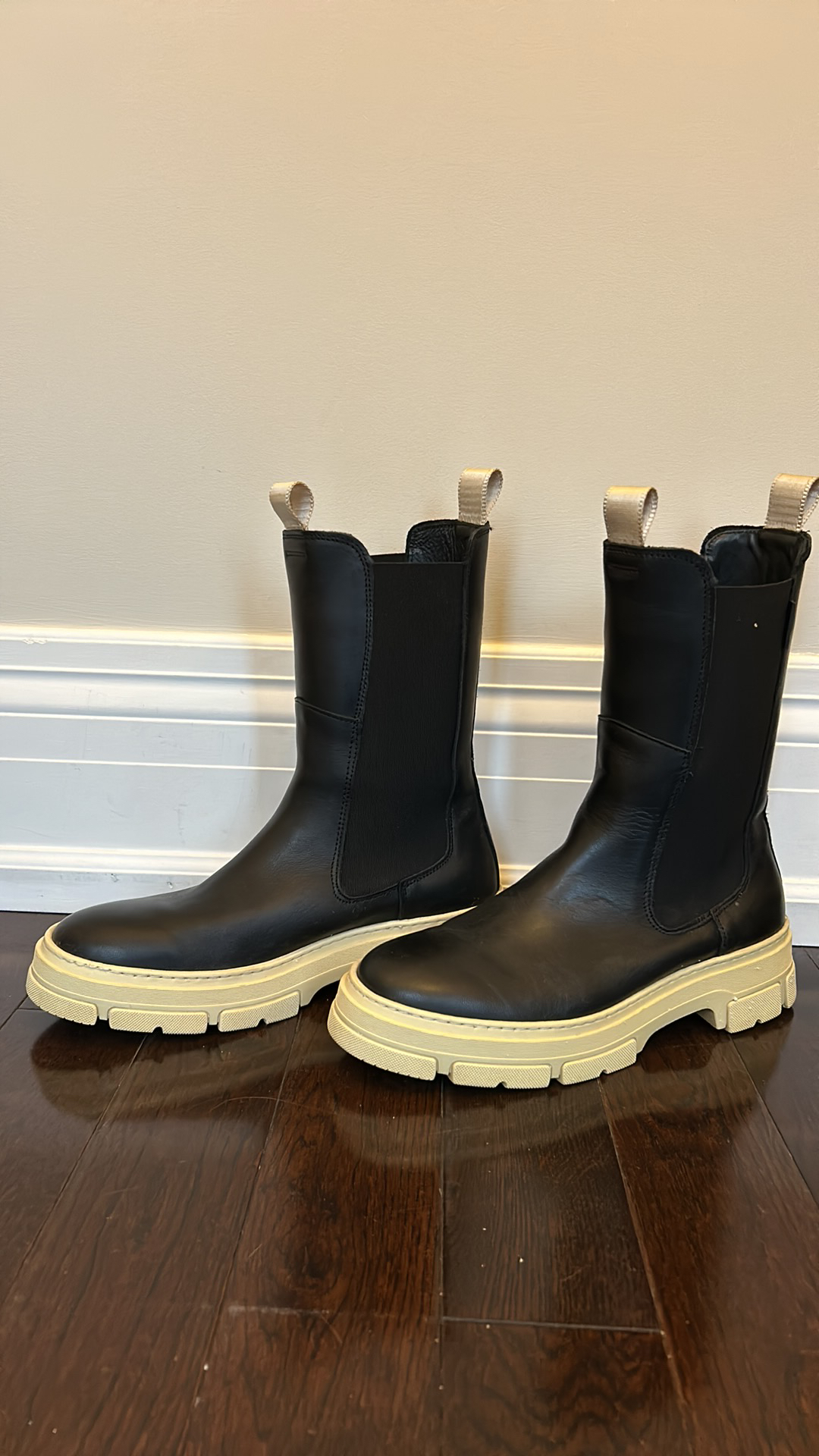 Chelsea boots image indicator(2)