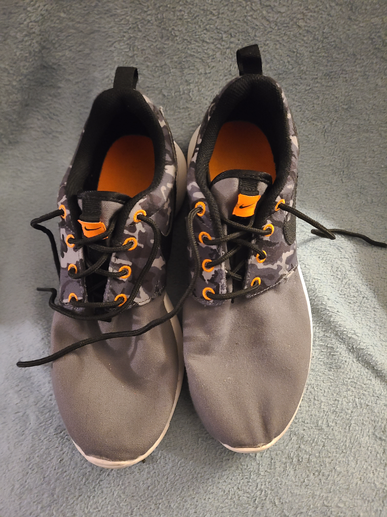 women's NIKE Roshe Run Print 677782-004 runners Size 6Y image indicator(4)