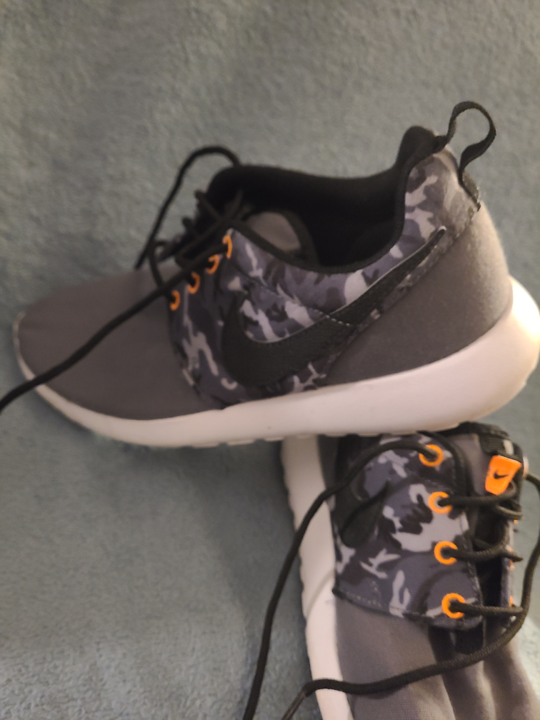 women's NIKE Roshe Run Print 677782-004 runners Size 6Y image indicator(5)