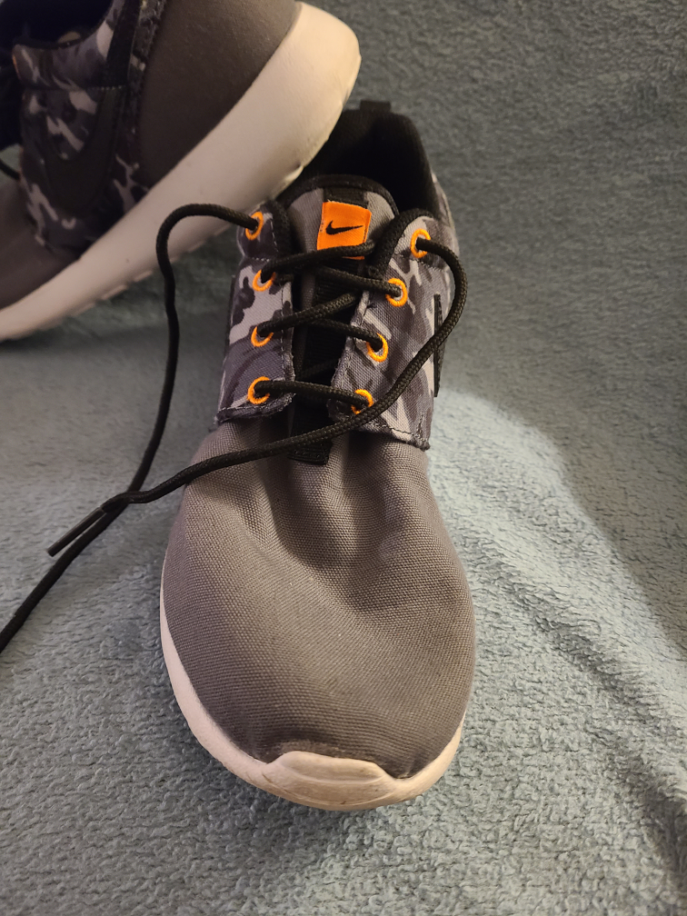 women's NIKE Roshe Run Print 677782-004 runners Size 6Y image indicator(6)