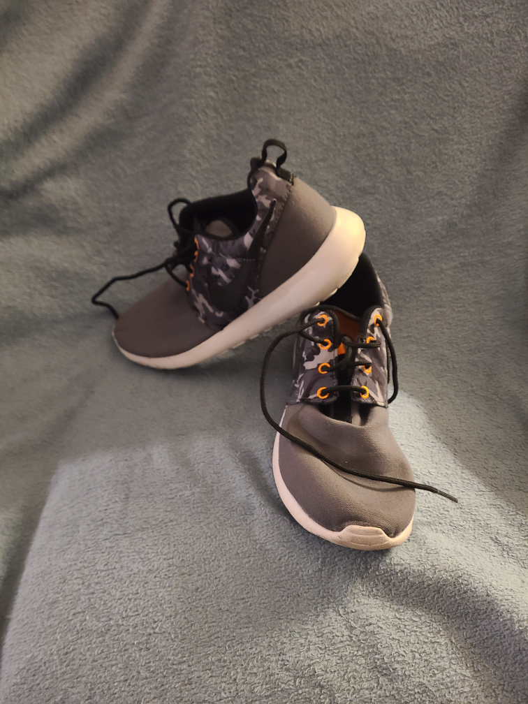 women's NIKE Roshe Run Print 677782-004 runners Size 6Y image indicator(7)