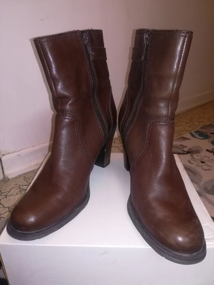 Worn Once no box Women's Brown Leather  Boots, size 8 image indicator(2)