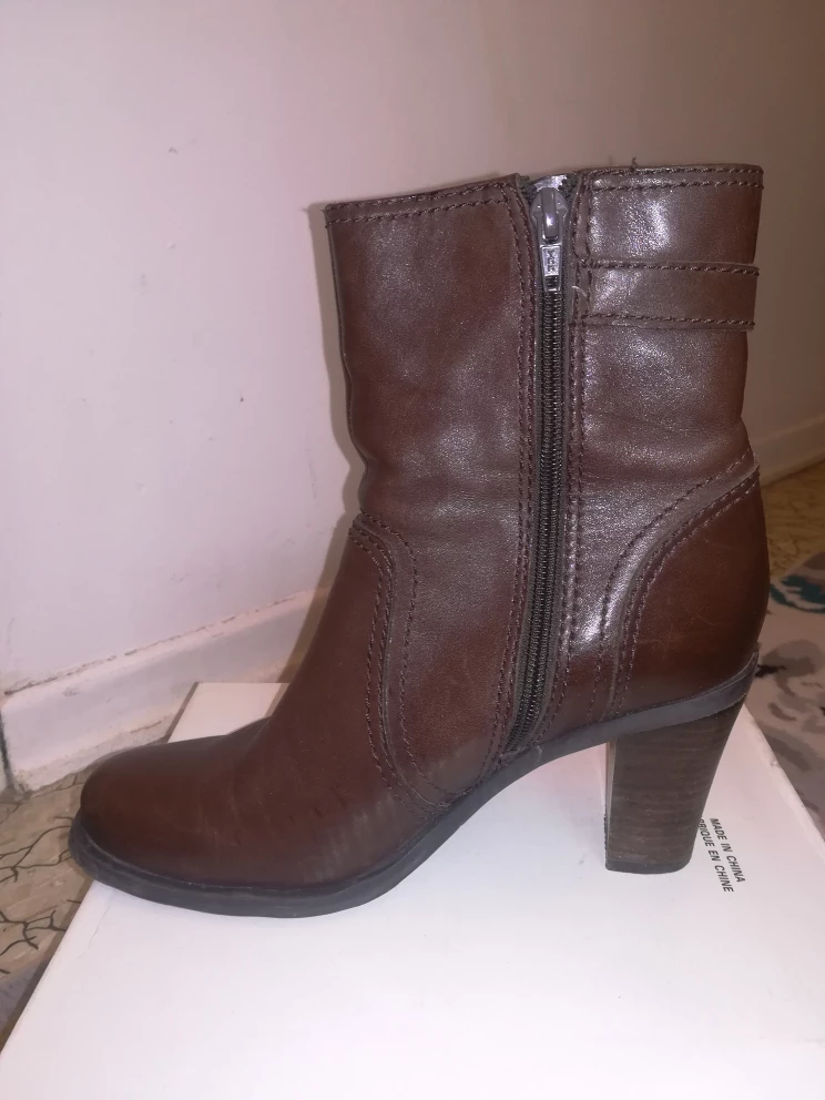 Worn Once no box Women's Brown Leather  Boots, size 8 image indicator(3)