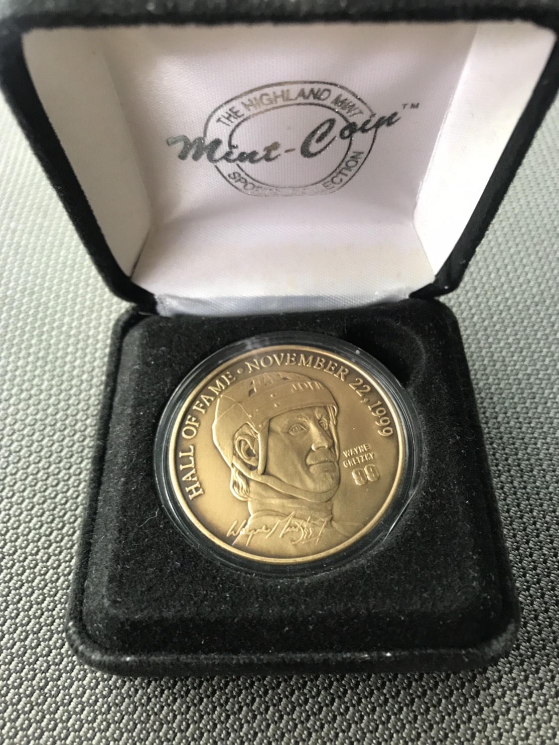 Wayne Gretzky Hockey Hall Of Fame Bronze Coin - photo 2