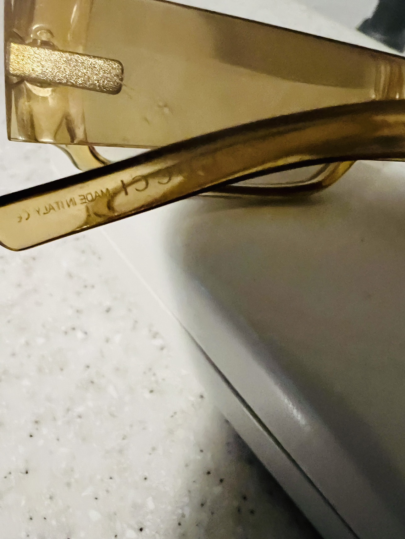 Gucci sunglasses image indicator(2)