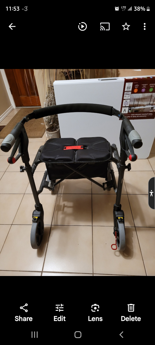 Walker/rollator with seat and storage basket