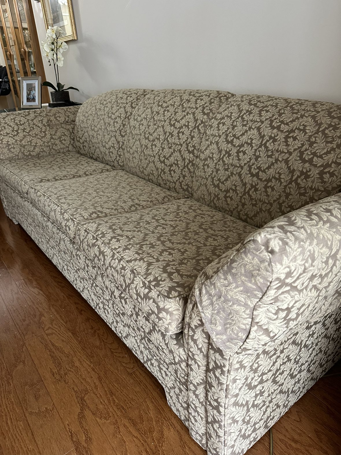 Beautiful 3 seater couch thumbnail