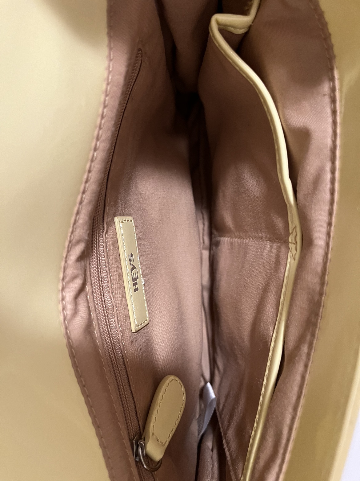 Heys crossbody messenger bag image indicator(4)