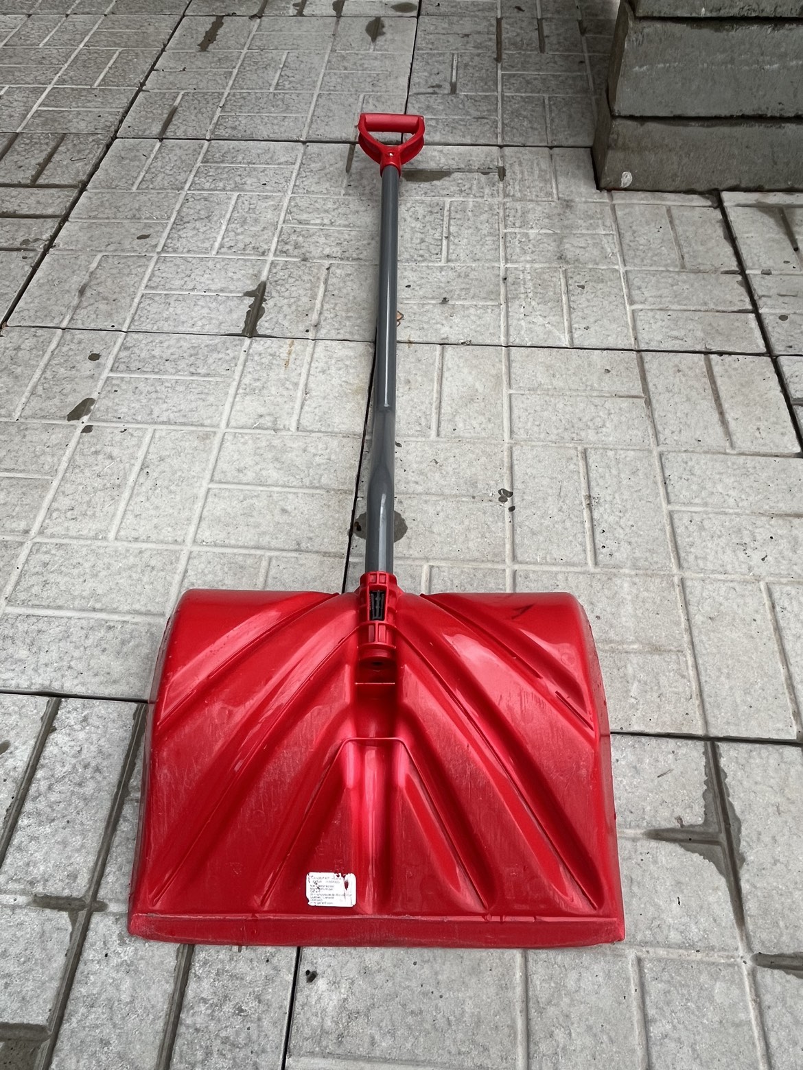 GARANT ERGONOMIC SNOW SHOVEL thumbnail