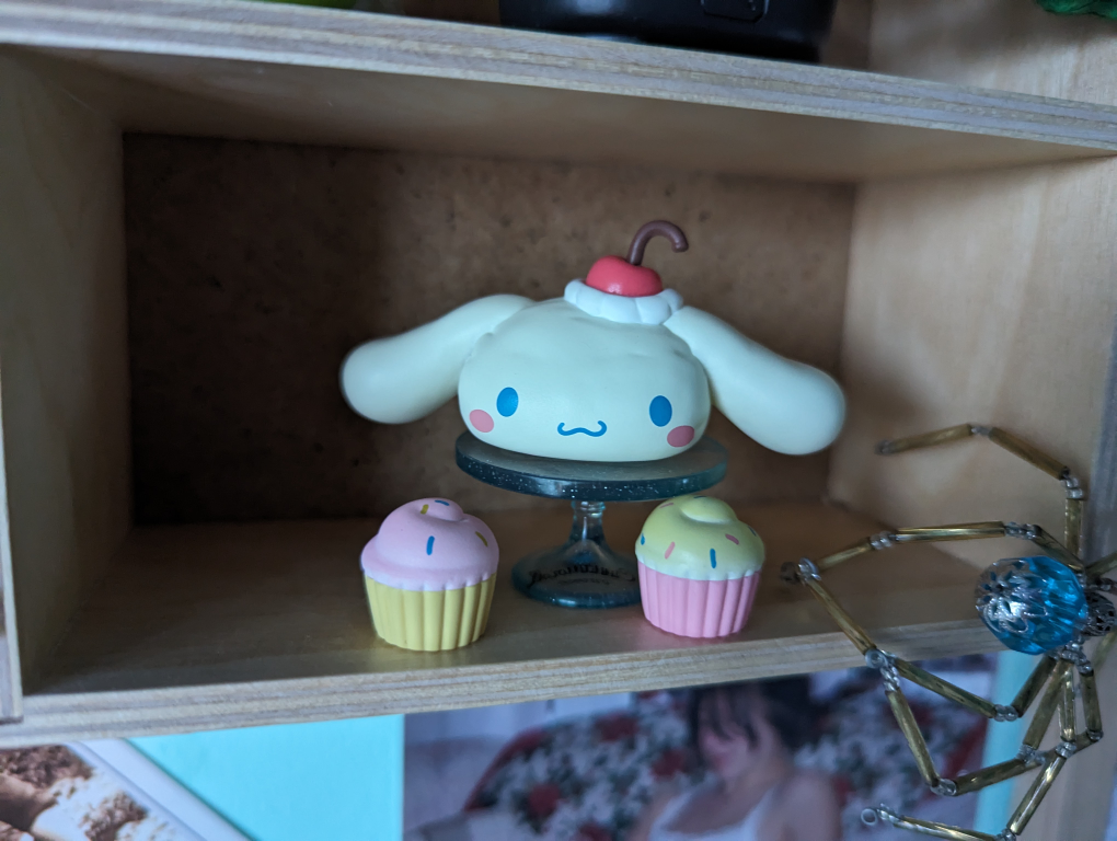 Various collectables: Dimoo, Kuromi, Cinnamoroll characters image indicator(3)