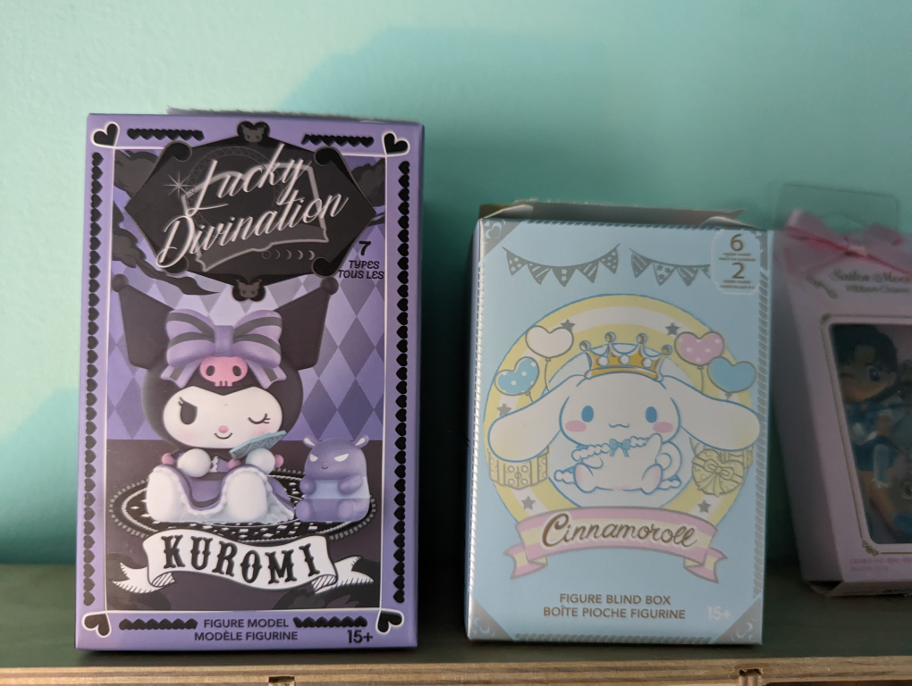 Various collectables: Dimoo, Kuromi, Cinnamoroll characters image indicator(4)