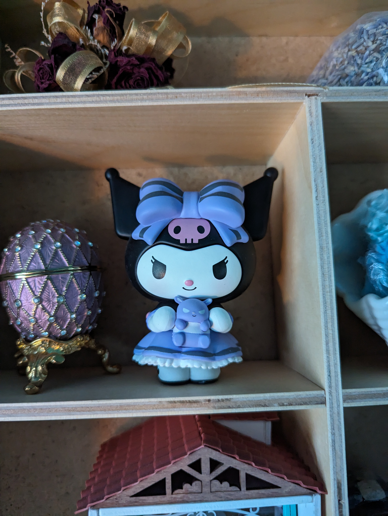 Various collectables: Dimoo, Kuromi, Cinnamoroll characters image indicator(6)