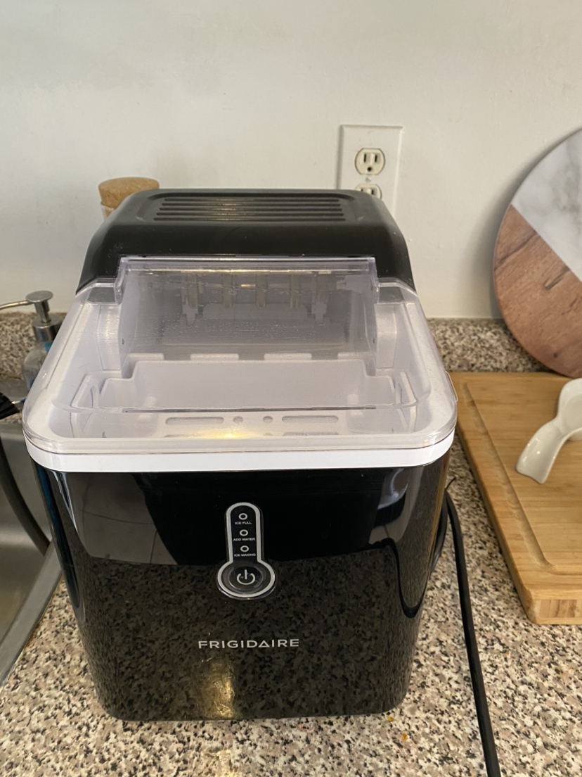 EUC Frigidaire Ice Maker Machine
