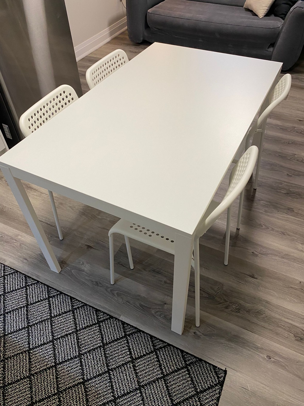Table with 4 chairs