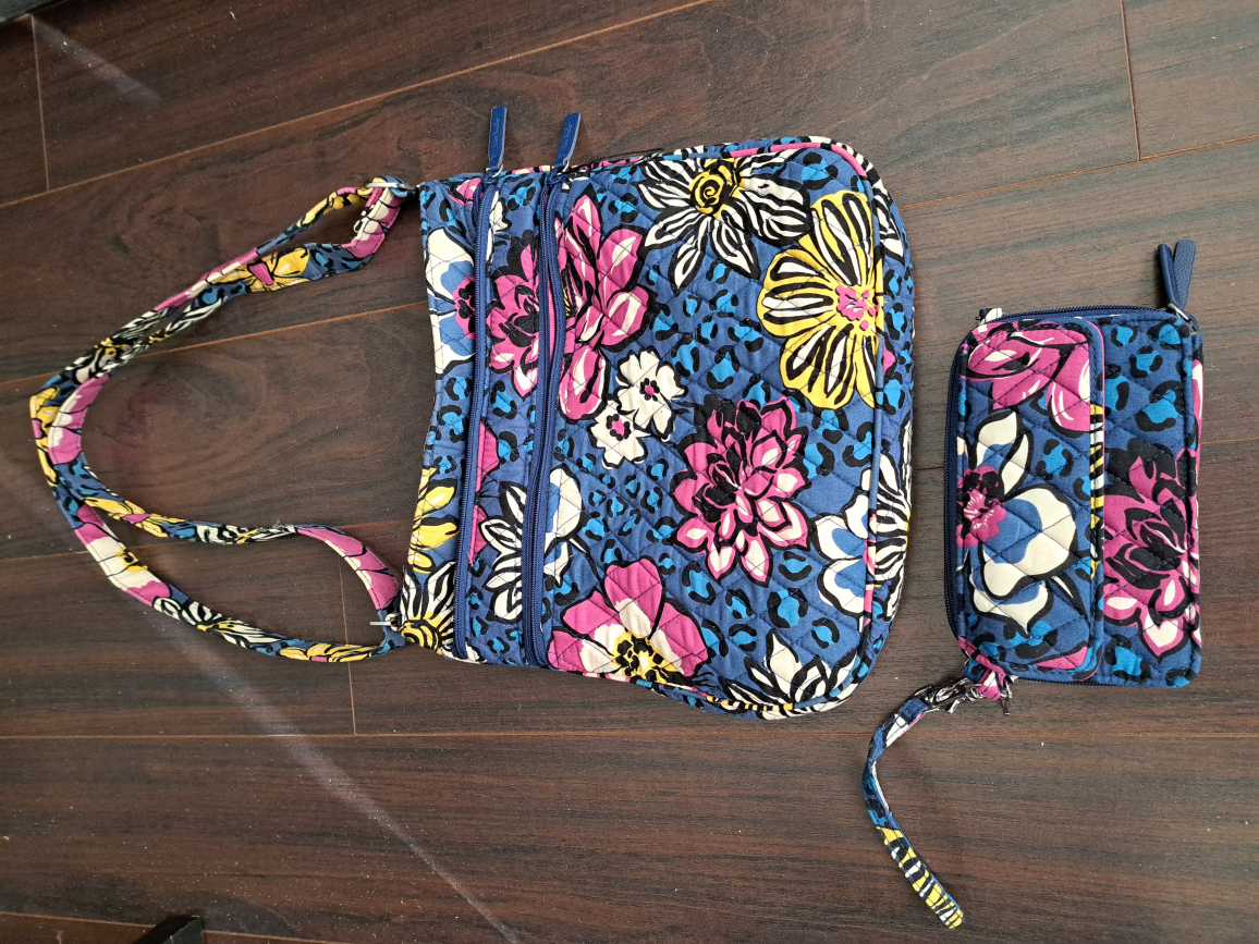 Free Handbag and Wallet thumbnail