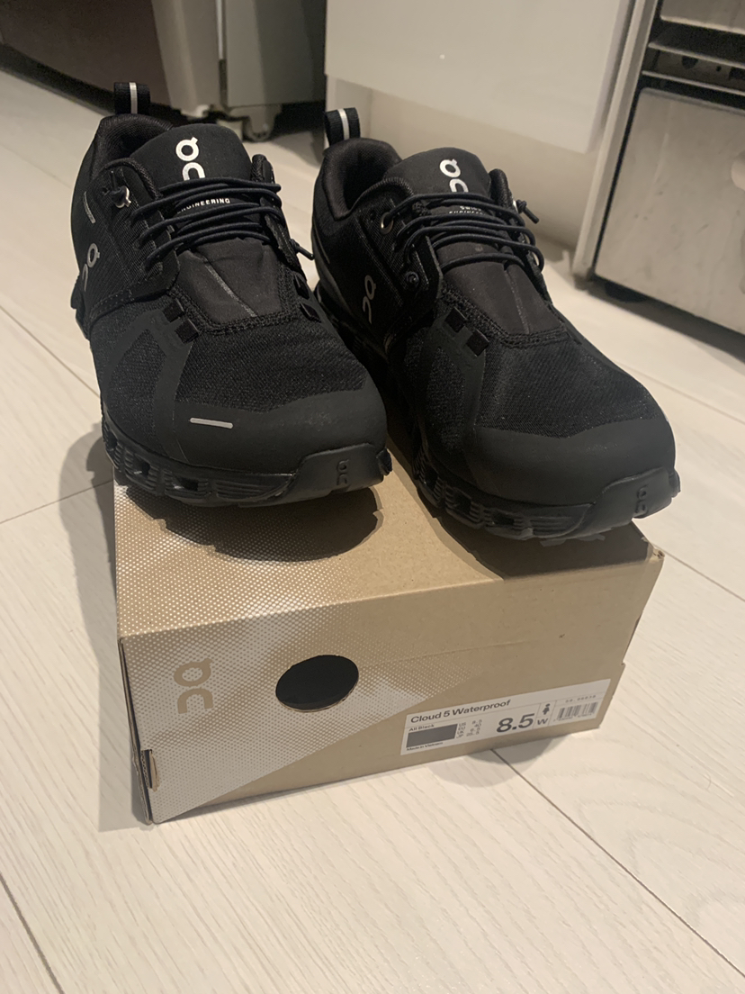 On Cloud 5 Waterproof women’s shoes, size 8.5