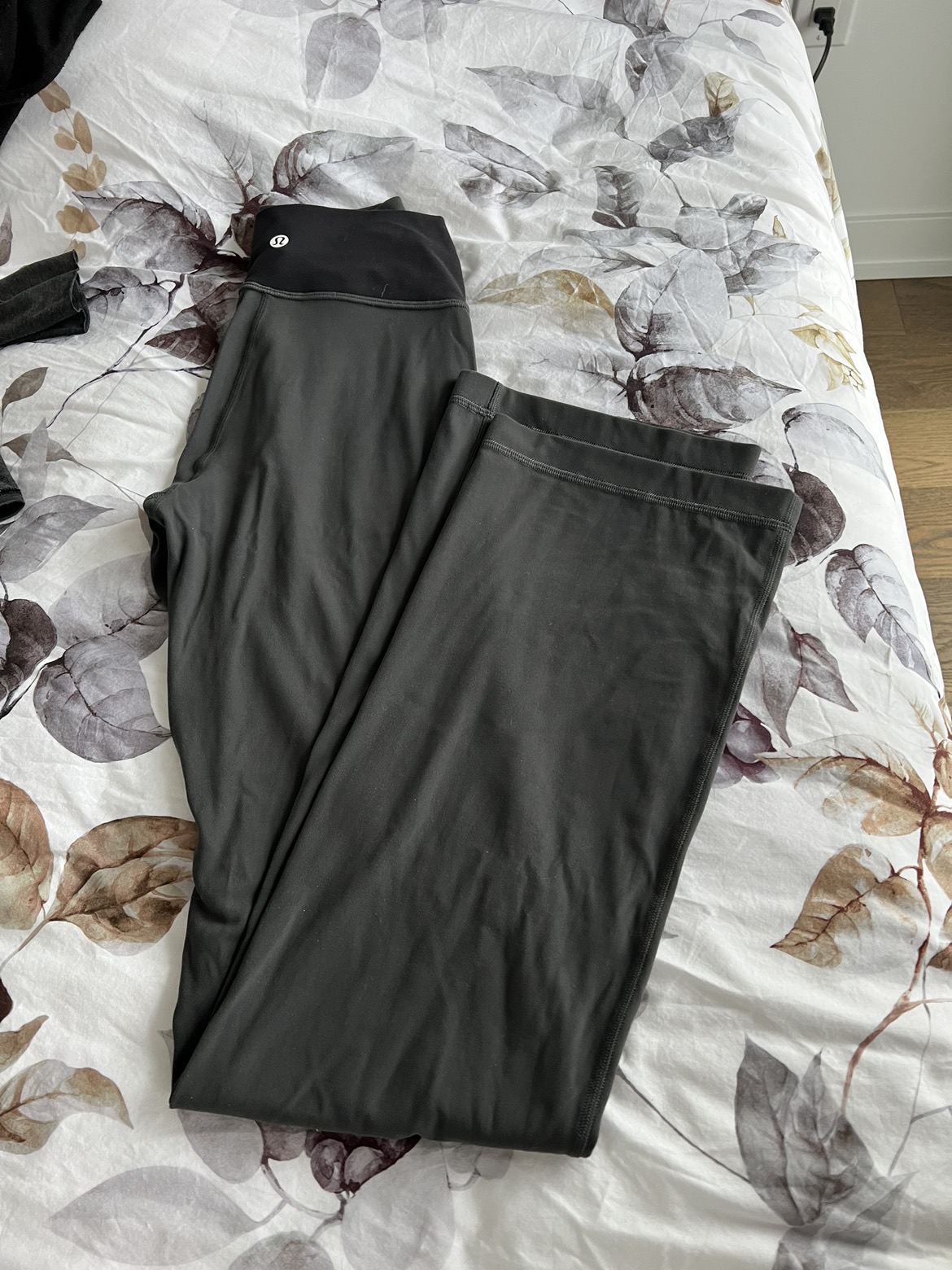 BRAND NEW Lululemon groove pant size 4