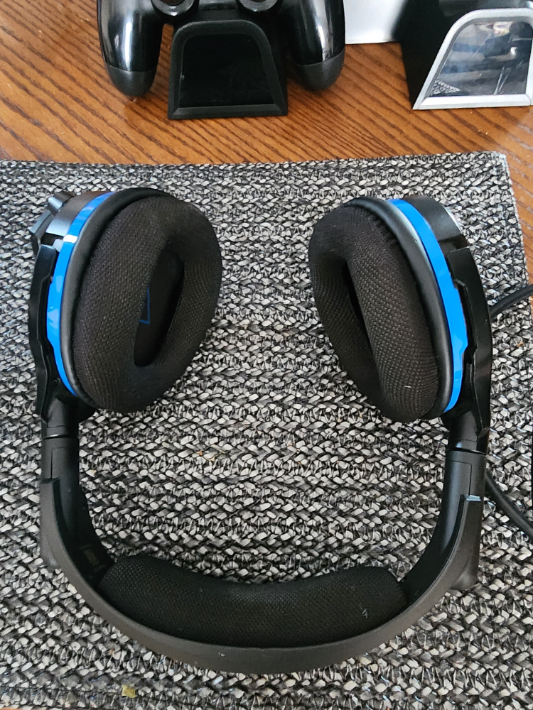 PS4 WITH TURTLE BEACH HEADSET - photo 2