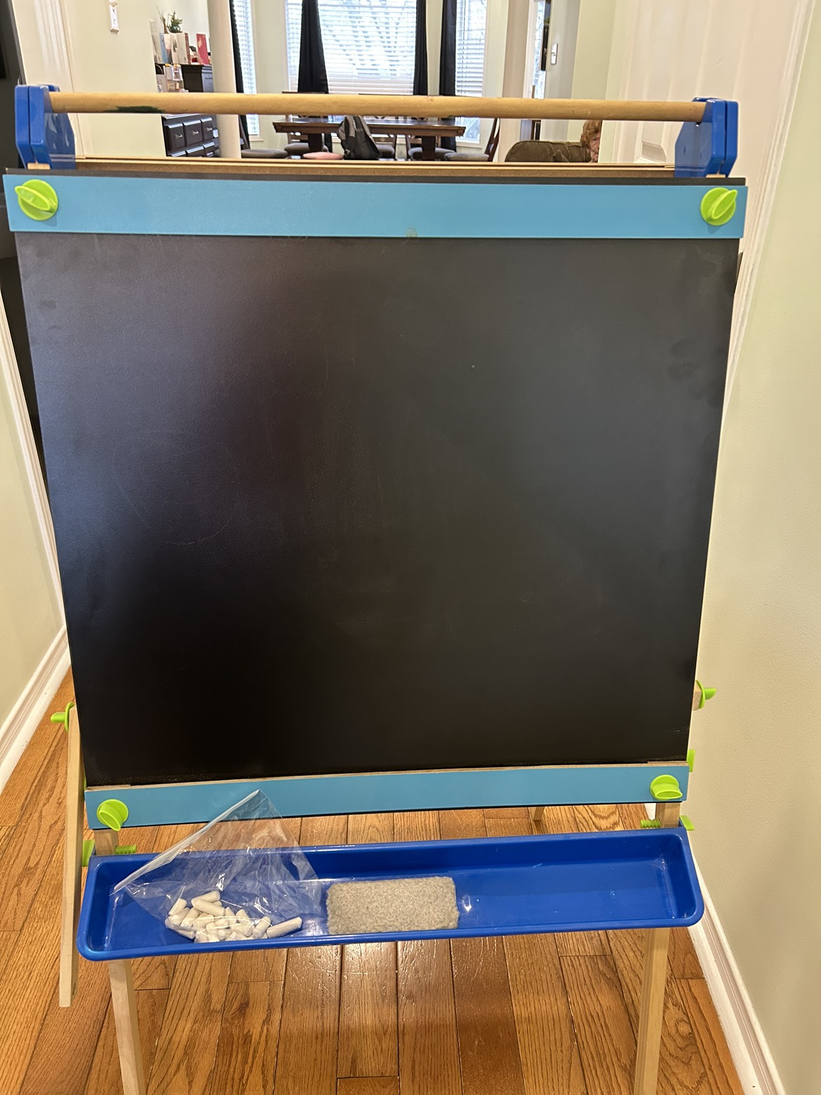 Kids’ easel board thumbnail