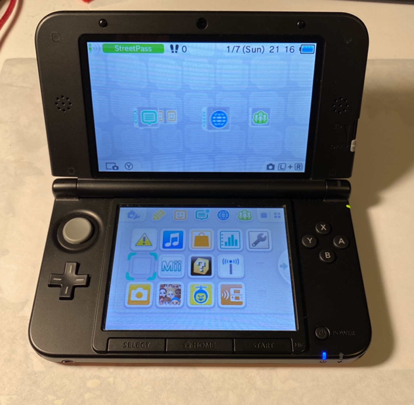 Nintendo 3DS XL Bundle + 3 Games image indicator(3)
