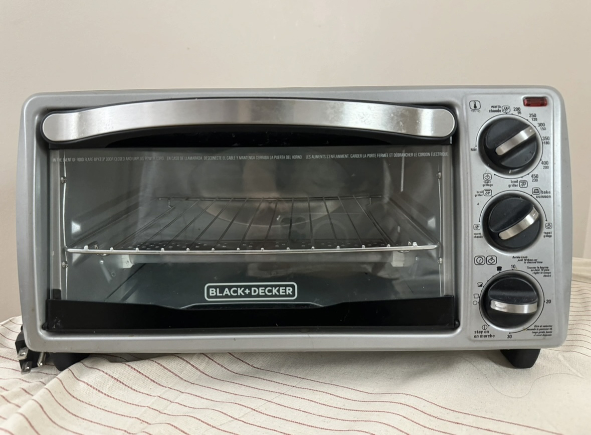 Black and Decker Toaster Oven - photo 2