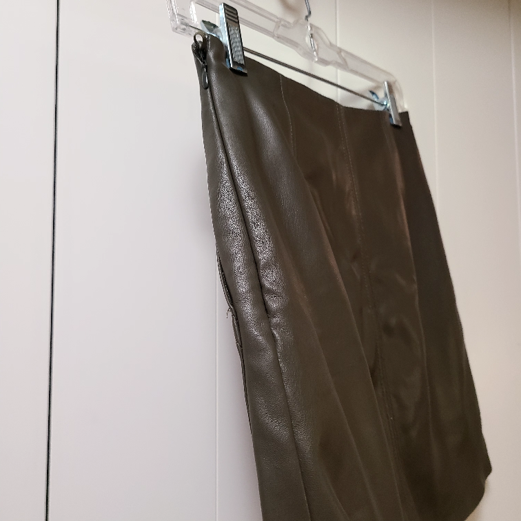 Women’s not real leather H&M skirt image indicator(4)