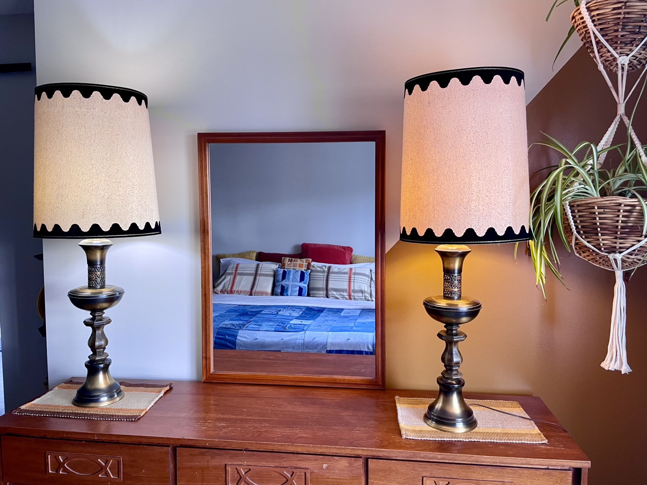 Pair of Vintage faux Brass Lamps w/shades - photo 2