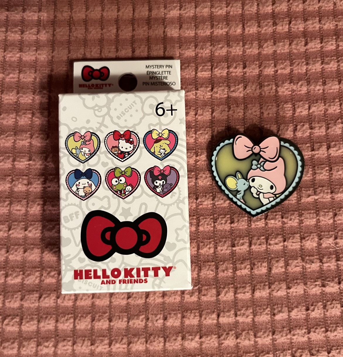 My Melody heart enamel pin image indicator(2)