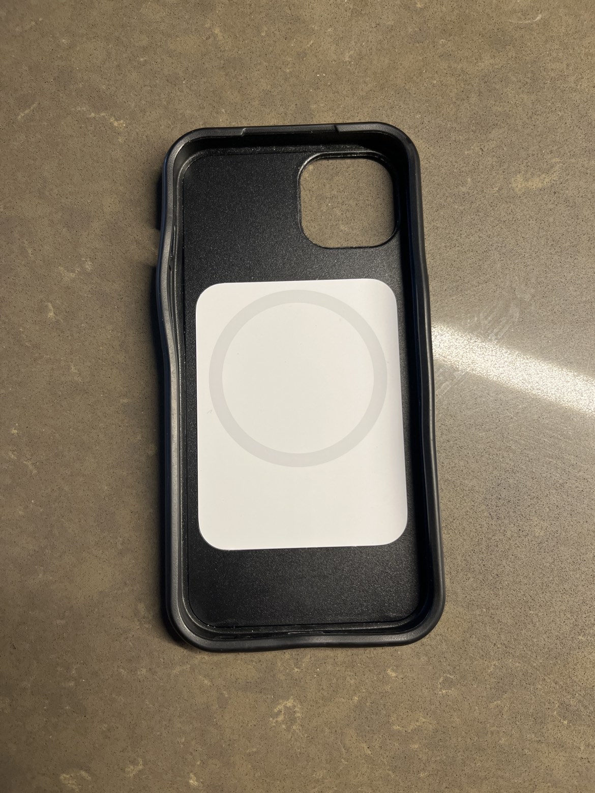 Otterbox iPhone 13/ 14/ 15 MagSafe Symmetry Case [Used] image indicator(2)