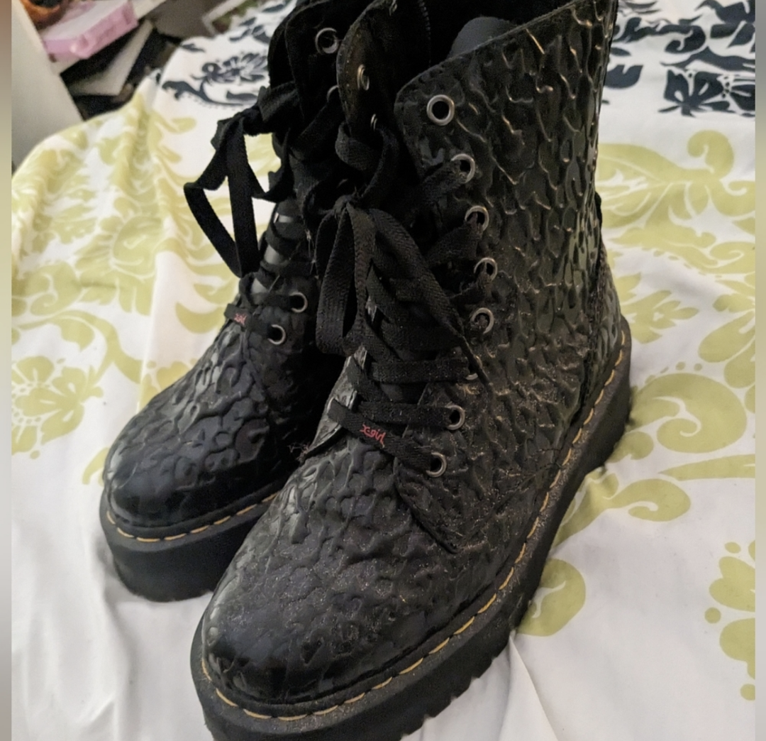 7 - Dr Martens - never worn - embossed black boots platform thumbnail