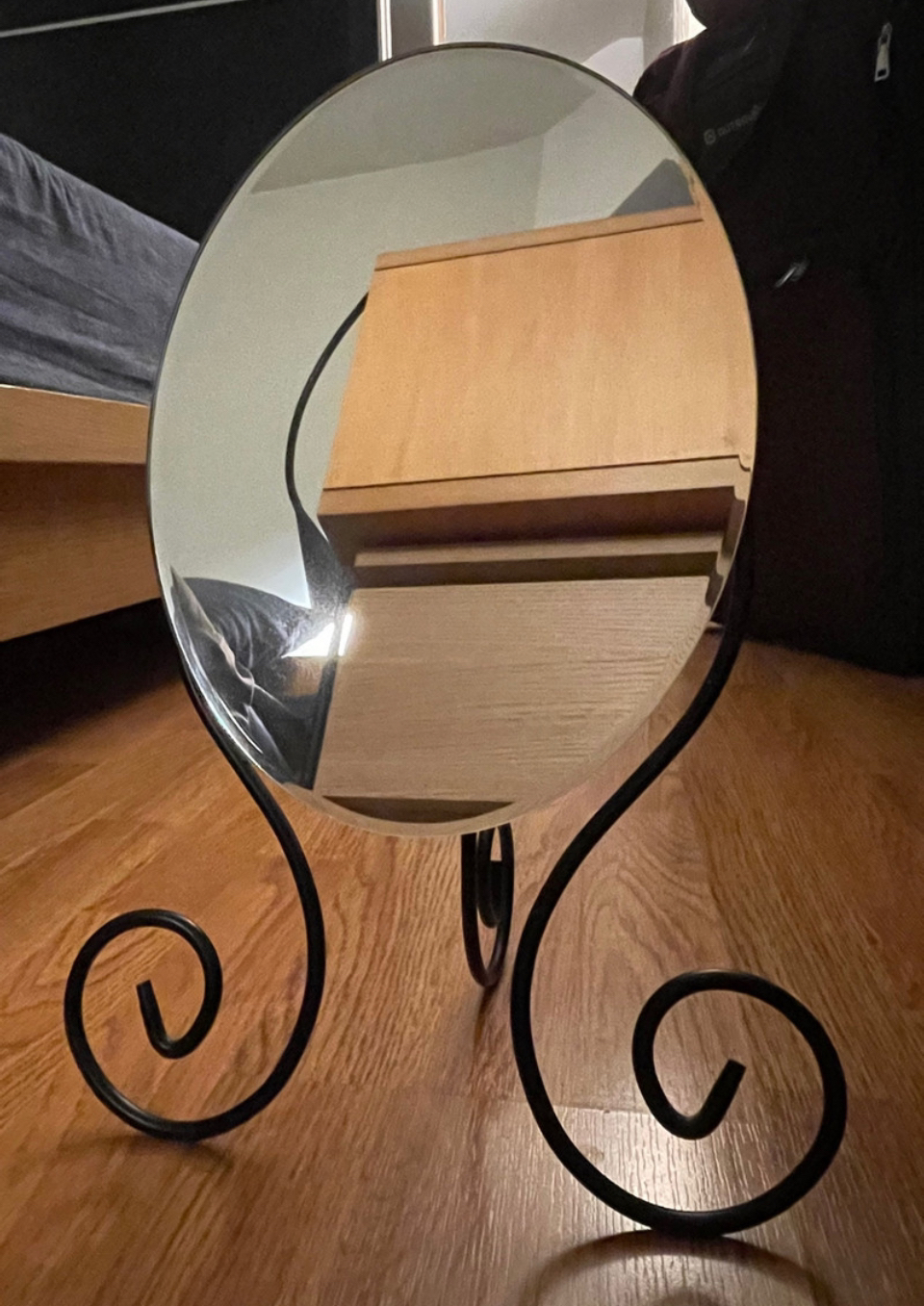 🎯 IKEA oval mirror - Myken - tilted on metal stand image indicator(2)