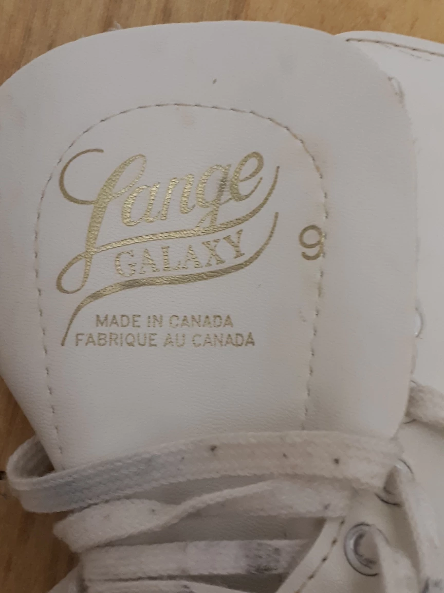 🥕 Figure Skates, size 9 image indicator(2)