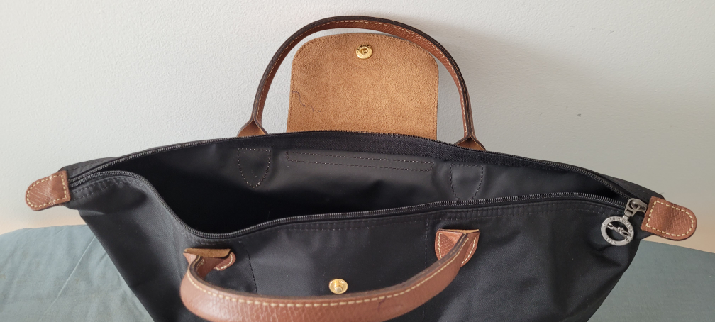 black lonchamp purse image indicator(3)