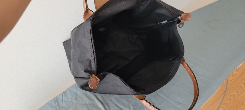 black lonchamp purse image indicator(4)