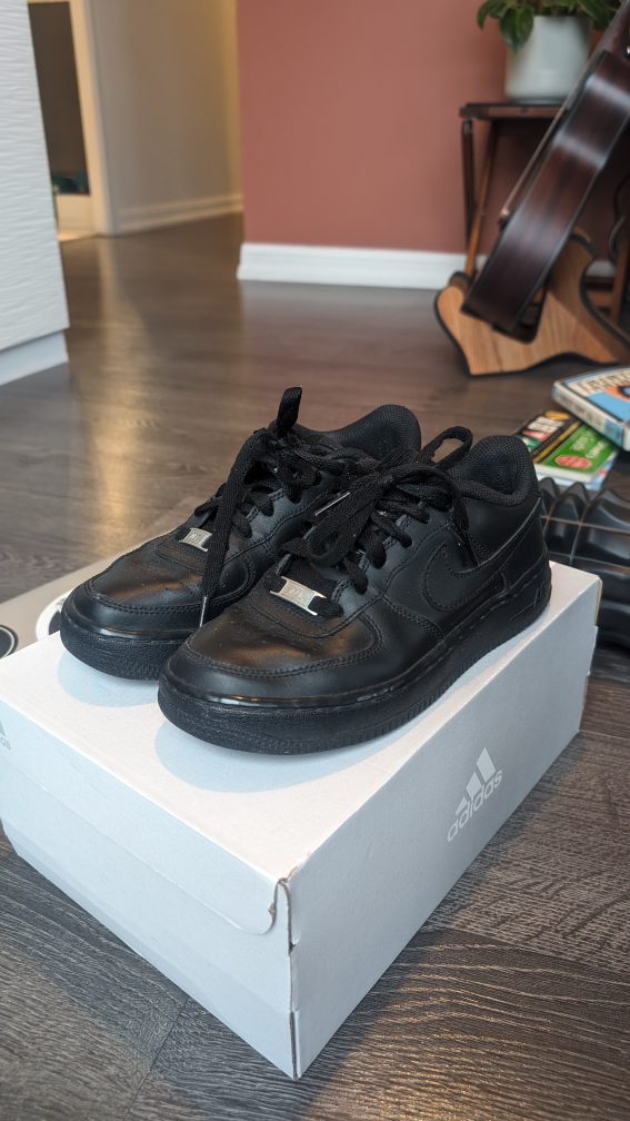 black sneakers Nike air