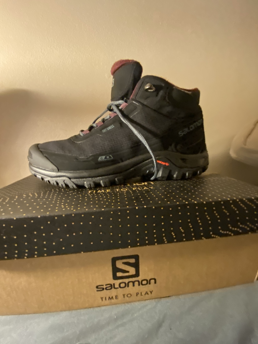 Women's waterproof Salomon soft shell boots ….size 9.5 image indicator(4)