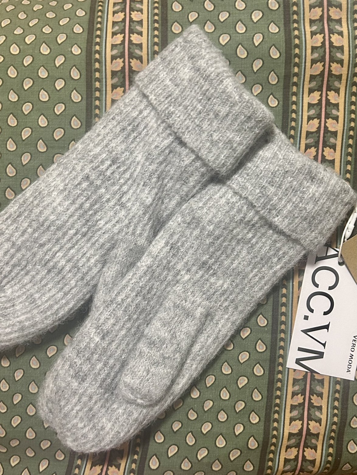 vero moda knit mittens (brand new with tags) thumbnail