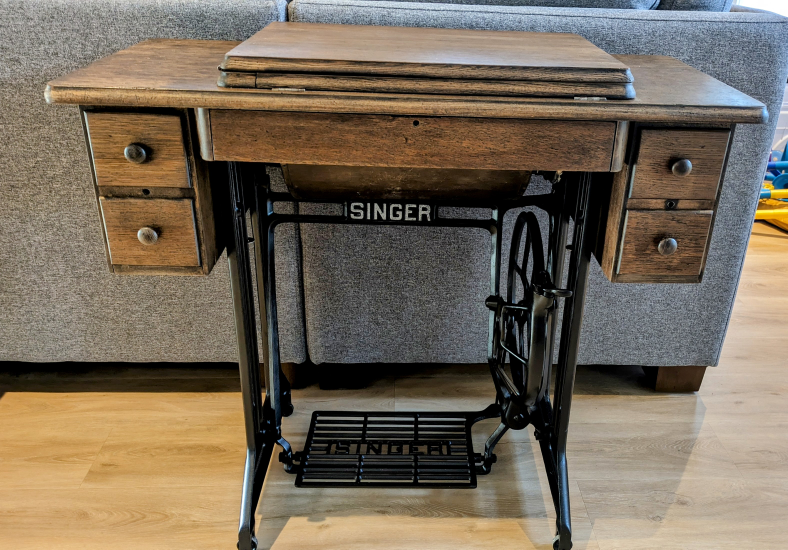 Vintage Singer Sewing Machine & Accessories