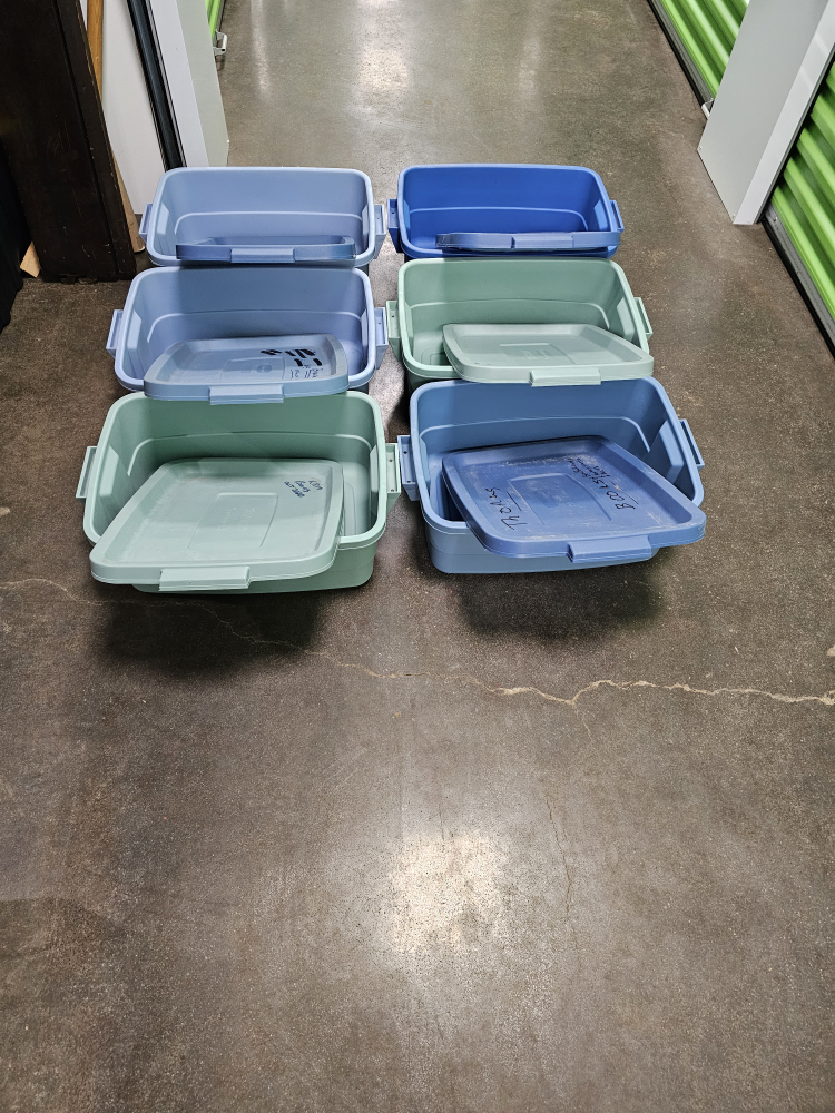 6 Rubbermaid Storage Bins