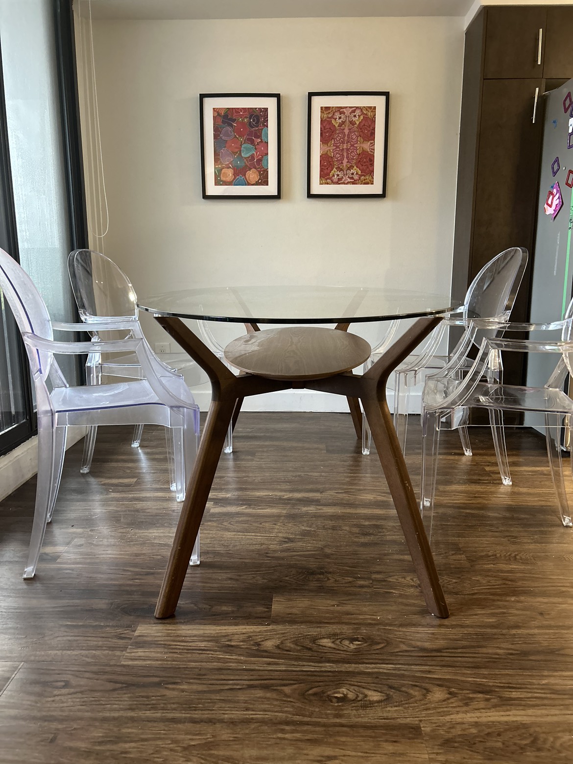 Structube dinning table