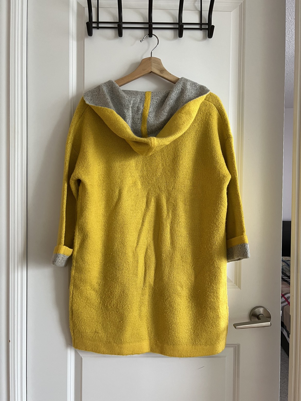 Yellow knit sweater image indicator(2)
