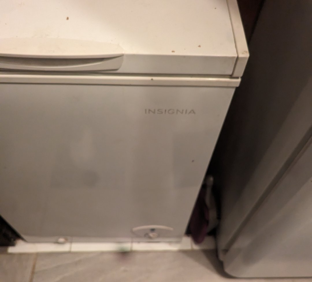 Insignia 3.5 cubic foot deep freezer image indicator(2)